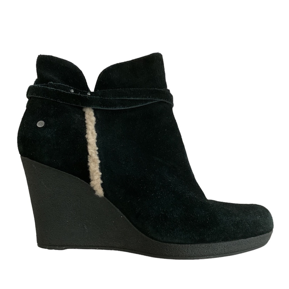 UGG black suede Alexandra wedge boot SN 1006734 size 8 side zip and shear design
